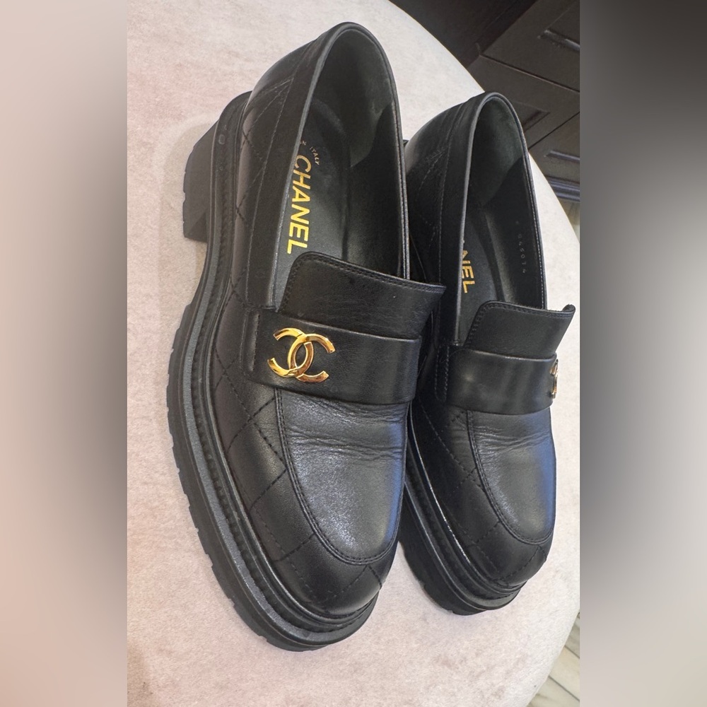 CHANEL Black Leather Loafers with Gold Accent - Picture 4 of 4